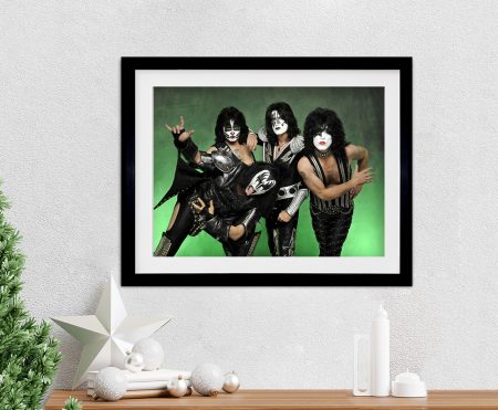 Green pop-art framed print of a couple kissing in bold graphic style